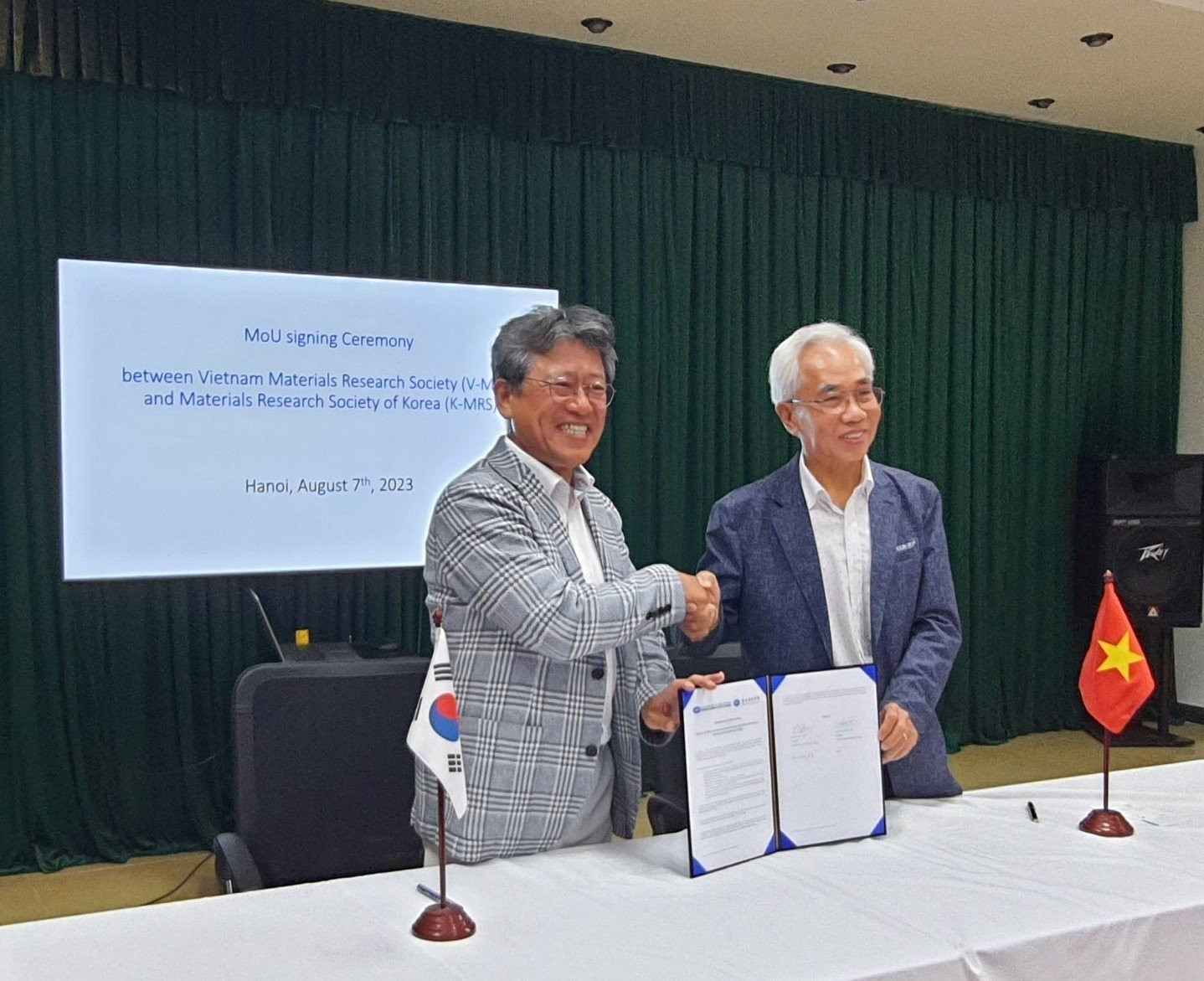 GS. Nguyễn Đức Chiến (phải) tại Lễ k&yacute; Bi&ecirc;n bản ghi nhớ về hợp t&aacute;c giữa Hội Khoa học Vật liệu Việt Nam v&agrave; Hội Khoa học Vật liệu H&agrave;n Quốc. Ảnh: V-MRS.