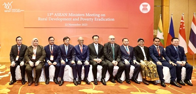 Đại diện c&aacute;c nước ASEAN tham gia&nbsp;Hội nghị Bộ trưởng ASEAN lần thứ 13về Ph&aacute;t triển n&ocirc;ng th&ocirc;n, x&oacute;a đ&oacute;i giảm ngh&egrave;o tại Singapore.