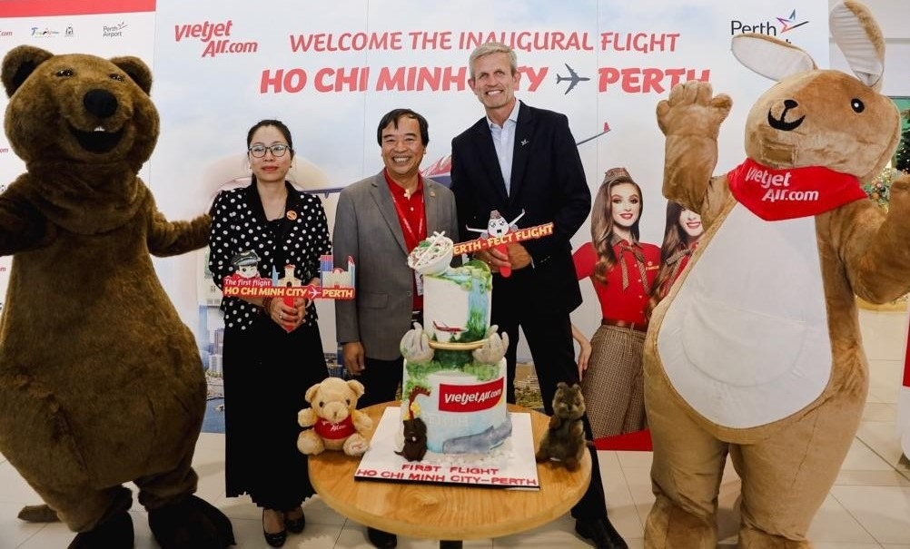 Ph&oacute; Tổng Gi&aacute;m đốc Nguyễn Đức Thịnh c&ugrave;ng l&atilde;nh đạo s&acirc;n bay Perth đ&oacute;n chuyến bay khai trương.