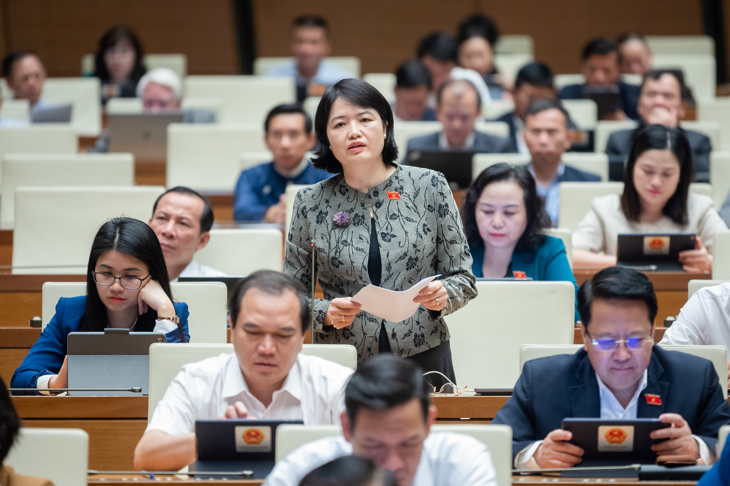 Đại biểu Nguyễn Thị Mai Thoa, Đo&agrave;n đại biểu Link Trang Chủ PG88.Com Mới #2026 tỉnh Hải Dương cho rằng c&ograve;n một số quy định đang được quy định đồng thời ở hai luật, g&acirc;y bất tiện cho người d&acirc;n trong qu&aacute; tr&igrave;nh &aacute;p dụng, thực thi luật - Ảnh: Quochoi.vn.