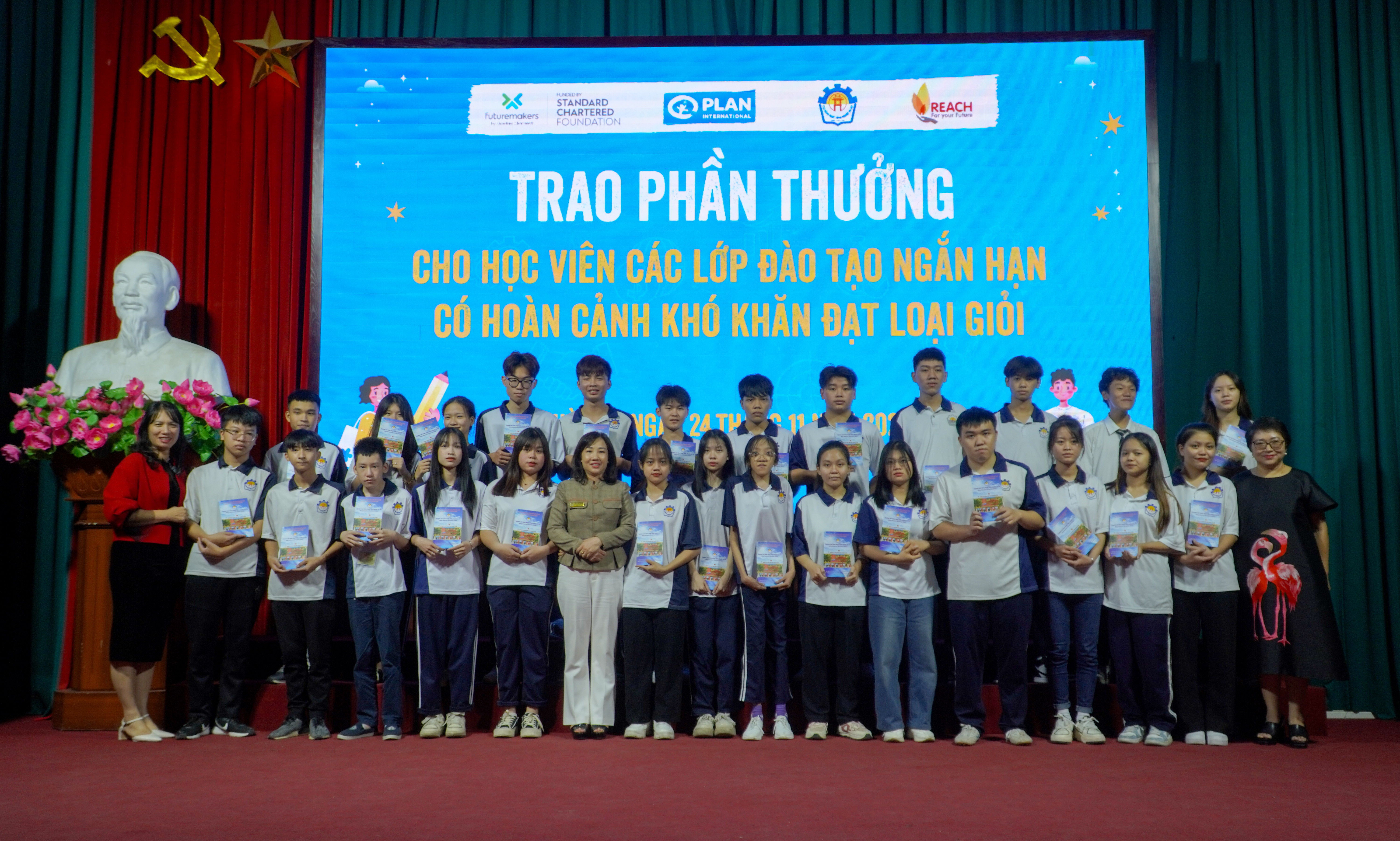 Trao thưởng cho c&aacute;c học vi&ecirc;n đạt kết quả tốt.