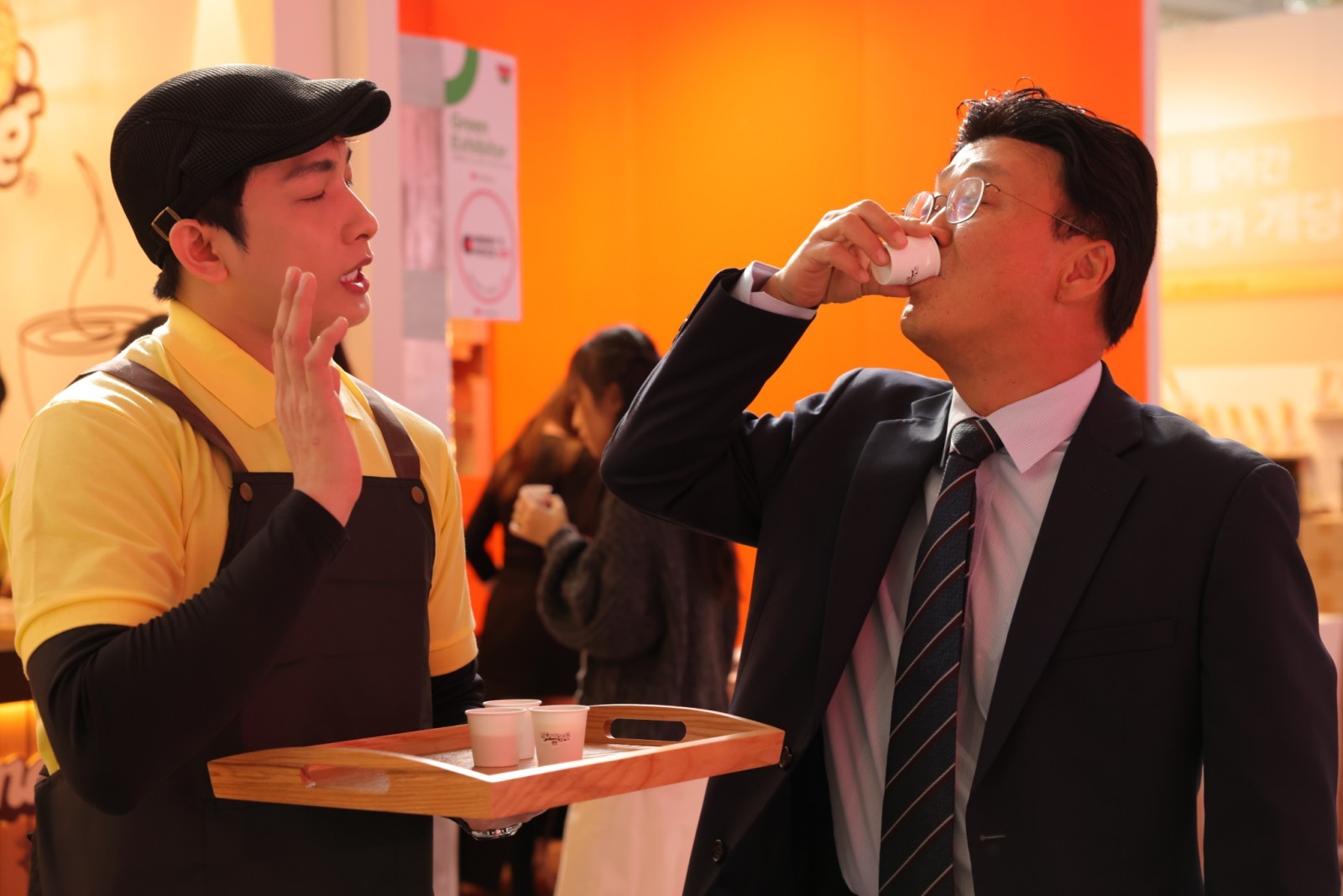 Người H&agrave;n Quốc trải nghiệm Vinacaf&eacute; tại sự kiện. Ảnh: Vinacaf&eacute;.
