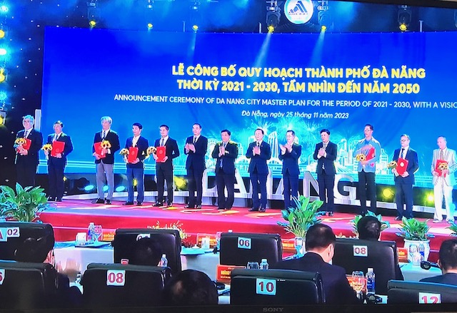 L&atilde;nh đạo Ch&iacute;nh phủ v&agrave; Th&agrave;nh phố Đ&agrave; Nẵng trao Giấy chứng nhận Pg88vn Trang Chủ Chính Thức cho c&aacute;c PG88 Link Dễ Nhớ Pg88.com tại&nbsp;Lễ&nbsp;C&ocirc;ng bố Quy hoạch th&agrave;nh phố Đ&agrave; Nẵng thời kỳ 2021 &ndash; 2030, tầm nh&igrave;n đến năm 2050. Ảnh Ng&ocirc; Anh Văn.