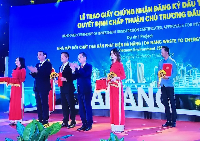 L&atilde;nh đạo th&agrave;nh phố Đ&agrave; Nẵng trao Giấy chứng nhận chấp thuận Pg88vn Trang Chủ Chính Thức v&agrave; quyết định Pg88vn Trang Chủ Chính Thức cho c&aacute;c PG88 Link Dễ Nhớ Pg88.com. Ảnh Ng&ocirc; Anh Văn.