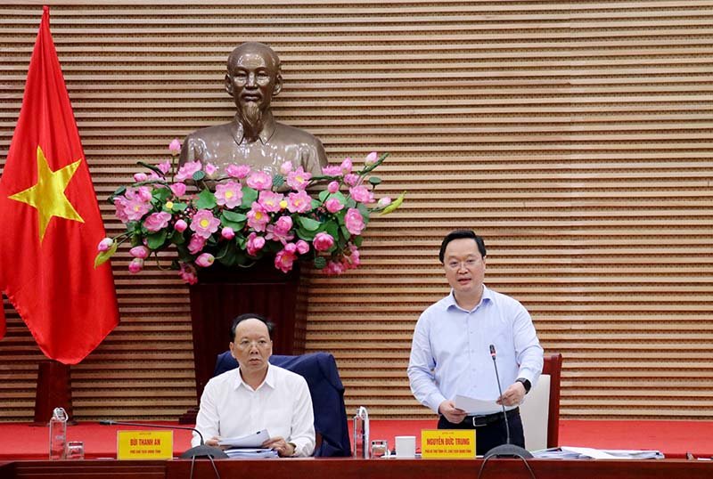 Chủ tịch UBND tỉnh Nghệ An Nguy&ecirc;̃n Đức Trung ph&aacute;t biểu tại phi&ecirc;n họp