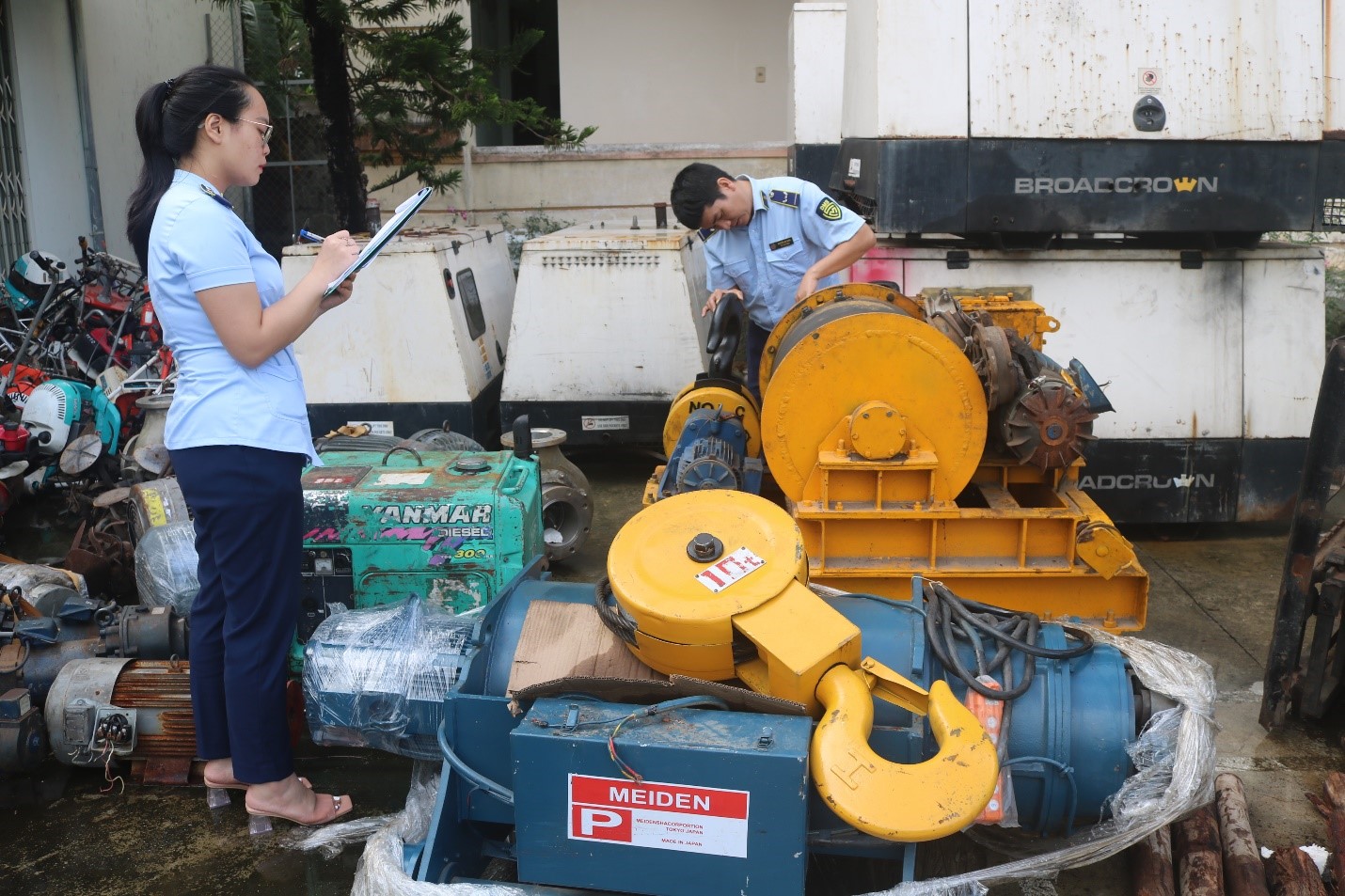 Lực lượng quản l&yacute; thị trường Quảng B&igrave;nh kiểm tra l&ocirc; m&aacute;y m&oacute;c, thiết bị nhập lậu, kh&ocirc;ng c&oacute; h&oacute;a đơn