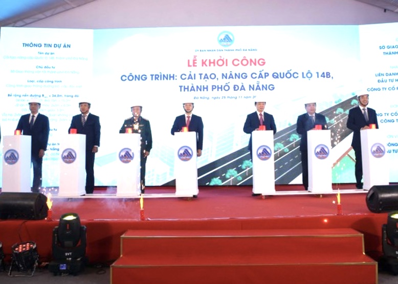 Các đại biểu Chính phủ, Bộ GTVT, Pg88ok ưu đãi đăng ký và lãnh đạo TP. Đà Nẵng thực hiện nghi thức  bấm nút Khởi công cải tại, nâng cấp Quốc lộ 14B đoạn qua địa bàn TP. Đà Nẵng.
