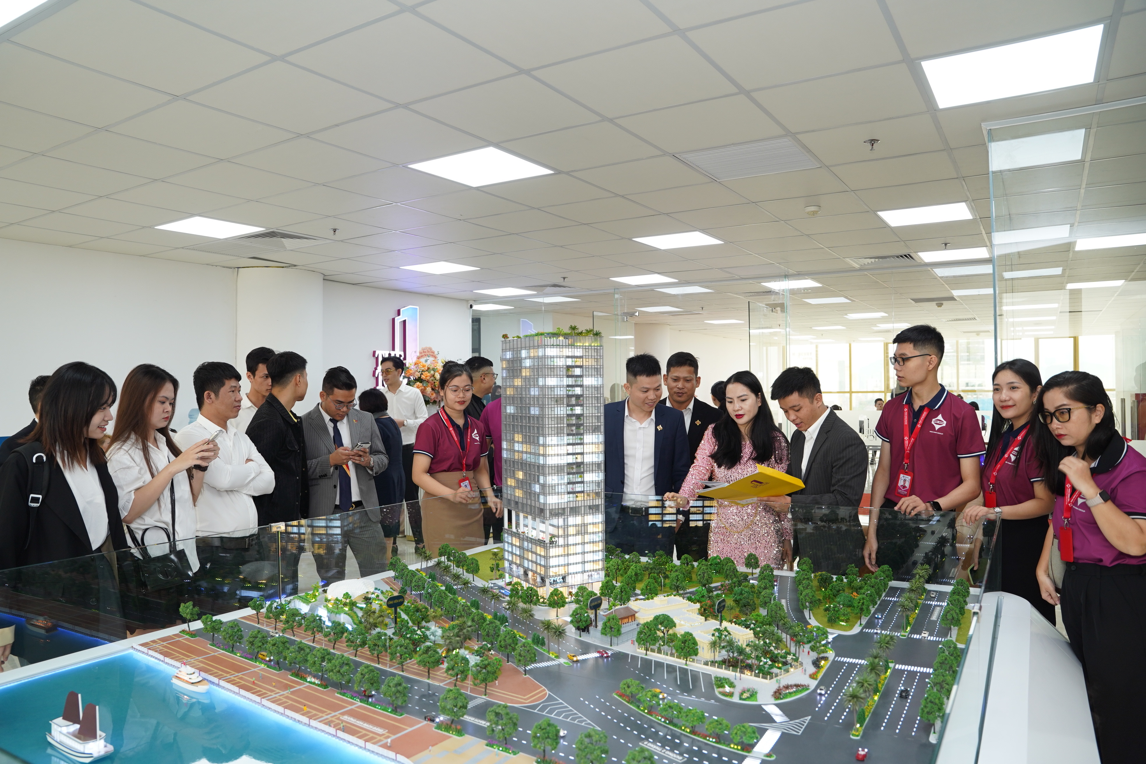 Kh&aacute;ch h&agrave;ng tham quan sa b&agrave;n v&agrave; t&igrave;m hiểu cơ hội Pg88vn Trang Chủ Chính Thức từ đội ngũ tư vấn chuy&ecirc;n nghiệp.