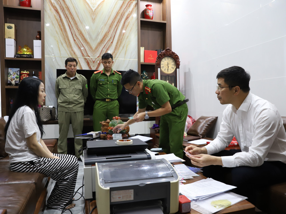 Giám đốc Công an tỉnh (người ngồi ngoài cùng bên phải) chỉ đạo cơ quan điều tra thu thập tài liệu, chứng cứ, xử lý nghiêm các đối tượng theo qui định của pháp luật. Ảnh: Công an tỉnh Hà Tĩnh