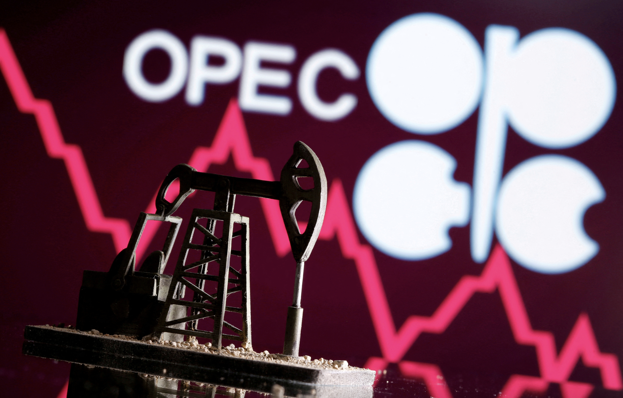 Giá xăng ở Mỹ giảm sâu giữa lúc OPEC+ bất đồng về sản lượng