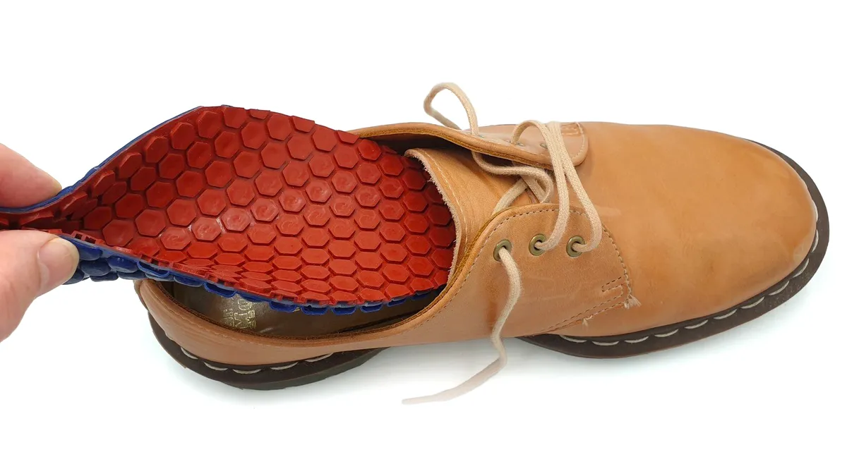 Climfeet tạo ra hiệu ứng n&acirc;ng v&agrave; hạ nhiệt ho&agrave;n to&agrave;n nhờ v&agrave;o chất liệu c&ugrave;ng lối thiết kế&nbsp;th&ocirc;ng minh.&nbsp;&nbsp;