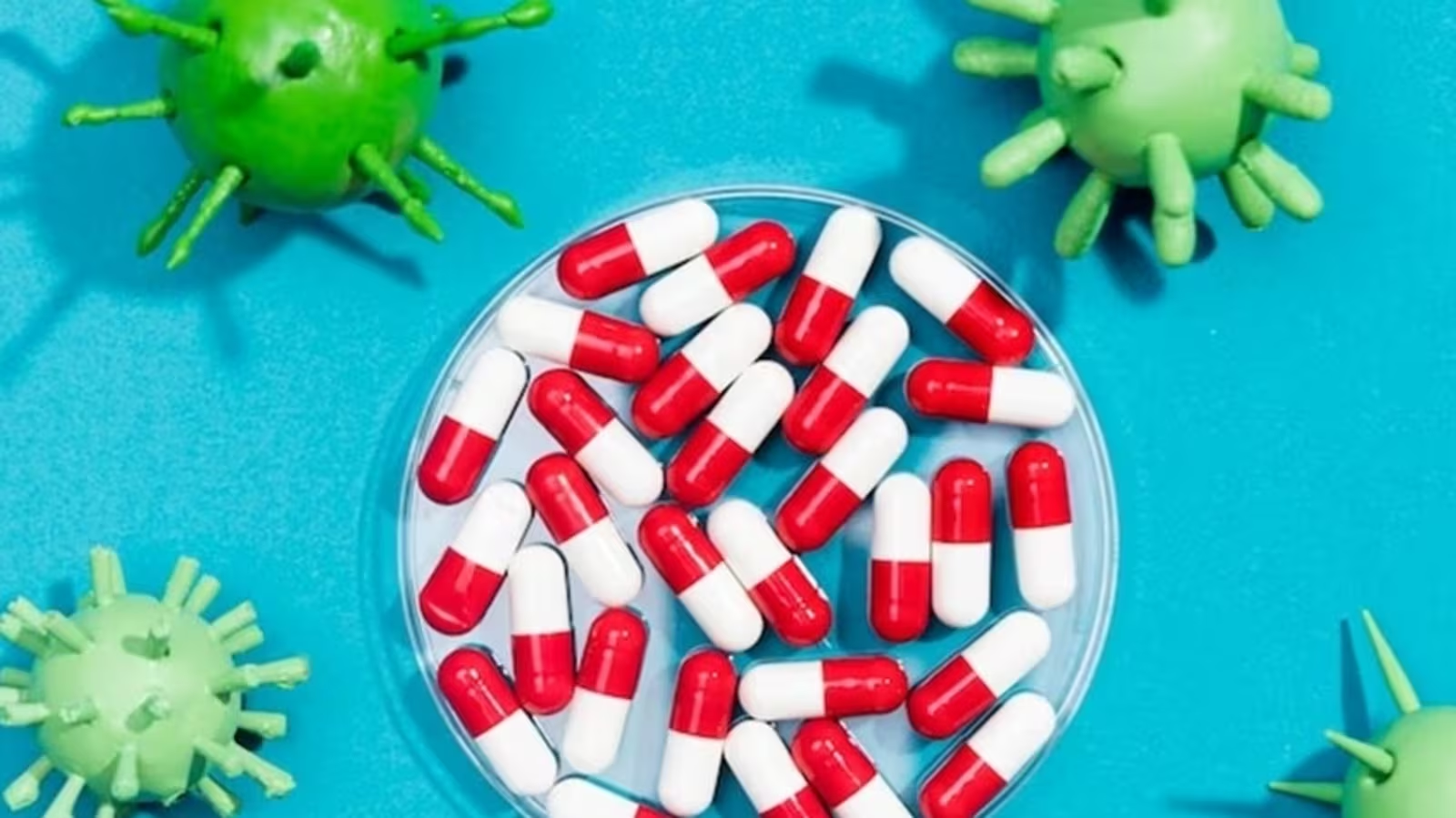 Kh&aacute;ng thuốc xảy ra khi vi khuẩn, virus, nấm v&agrave; k&yacute; sinh tr&ugrave;ng thay đổi theo thời gian v&agrave; kh&ocirc;ng c&ograve;n đ&aacute;p ứng với thuốc.