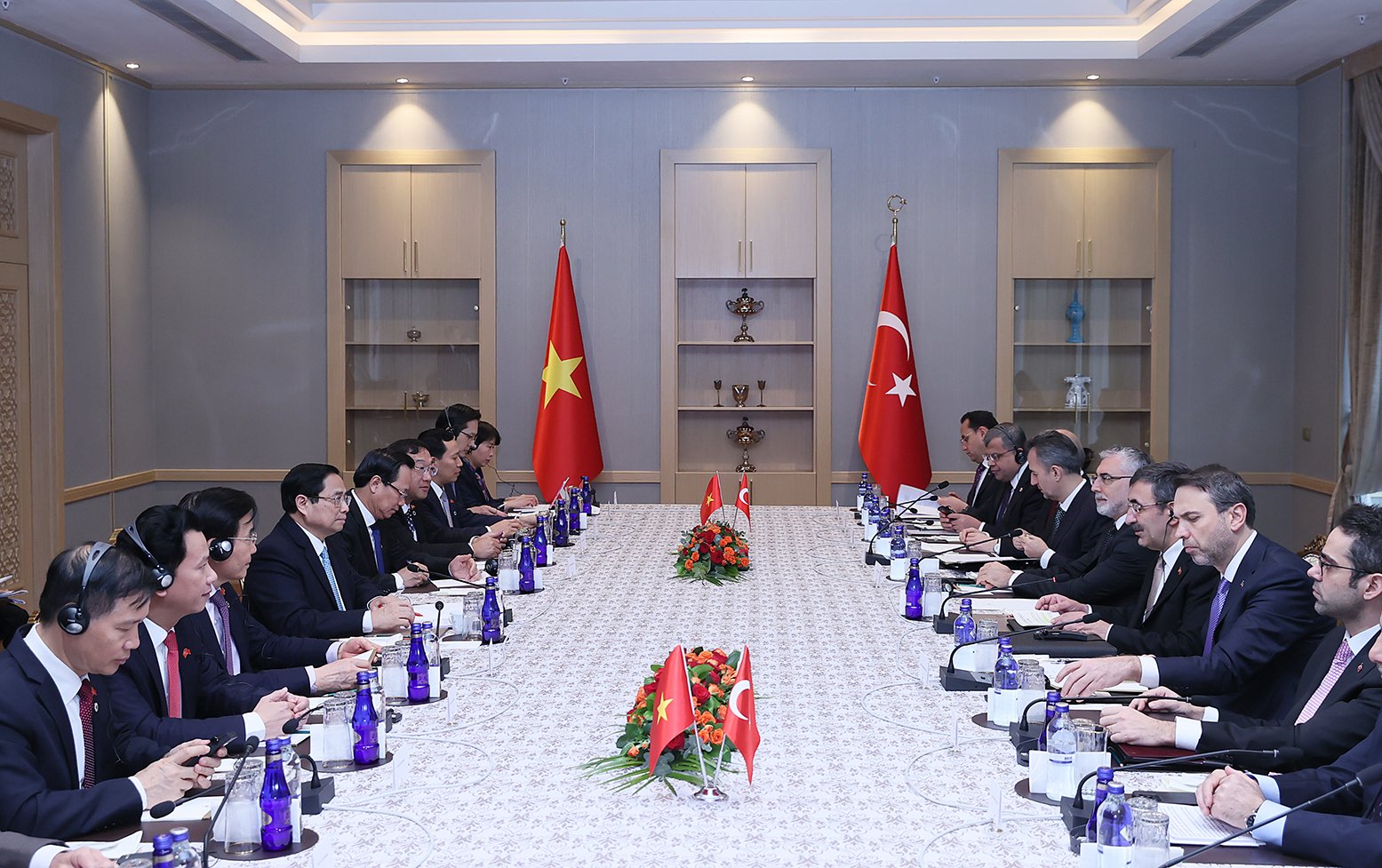 Thủ tướng Phạm Minh Ch&iacute;nh v&agrave; Ph&oacute; Tổng thống Cevdet Yilmaz tiến h&agrave;nh hội đ&agrave;m - Ảnh: VGP.