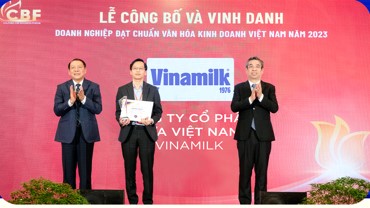 Ông Nguyễn Tường Huy - Giám đốc Nhân sự Vinamilk - nhận chứng nhận “6Pg88.con độc quyền mỗi ngày đạt chuẩn văn hóa PG88 Uy Tín Số 1 Việt Nam Việt Nam năm 2023”.