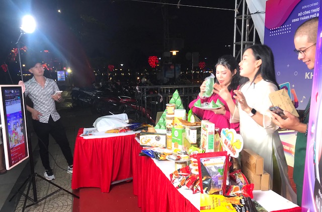 Một gian h&agrave;ng livestream tr&ecirc;n nền tảng Tiktok để quảng b&aacute;, giới thiệu sản phẩm. Ảnh Ng&ocirc; Anh Văn