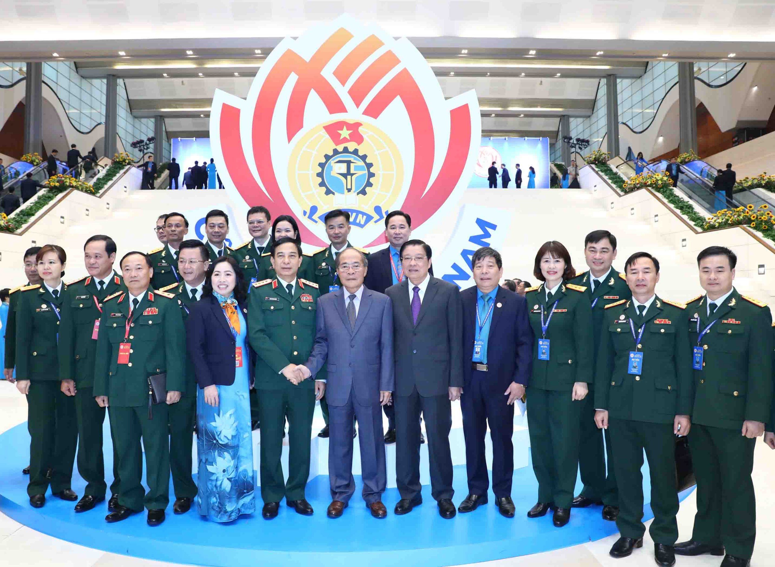 Nguy&ecirc;n Chủ tịch Link Trang Chủ PG88.Com Mới #2026 Nguyễn Sinh H&ugrave;ng, Bộ trưởng Bộ Quốc ph&ograve;ng Phan Văn Giang chụp ảnh lưu niệm c&ugrave;ng c&aacute;c đại biểu tham dự Đại hội XIII C&ocirc;ng đo&agrave;n Việt Nam.
