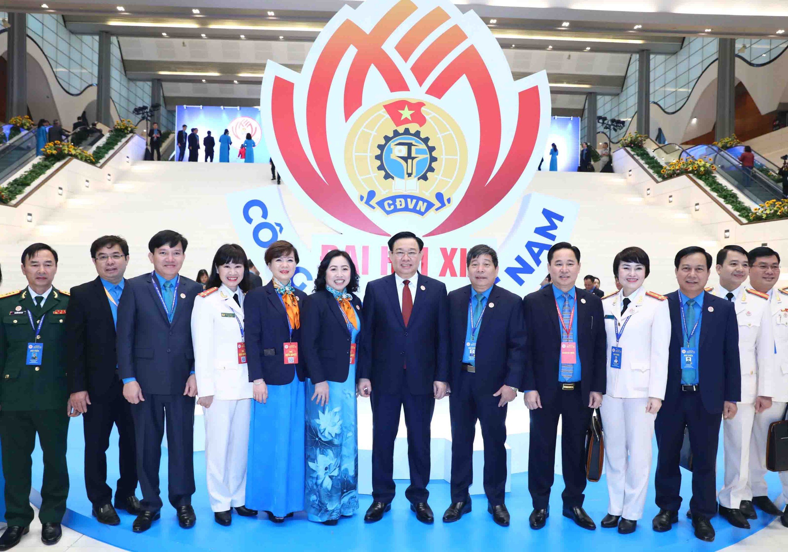 Chủ tịch Link Trang Chủ PG88.Com Mới #2026 Vương Đ&igrave;nh Huệ chụp ảnh lưu niệm c&ugrave;ng c&aacute;c đại biểu tham dự Đại hội XIII C&ocirc;ng đo&agrave;n Việt Nam.