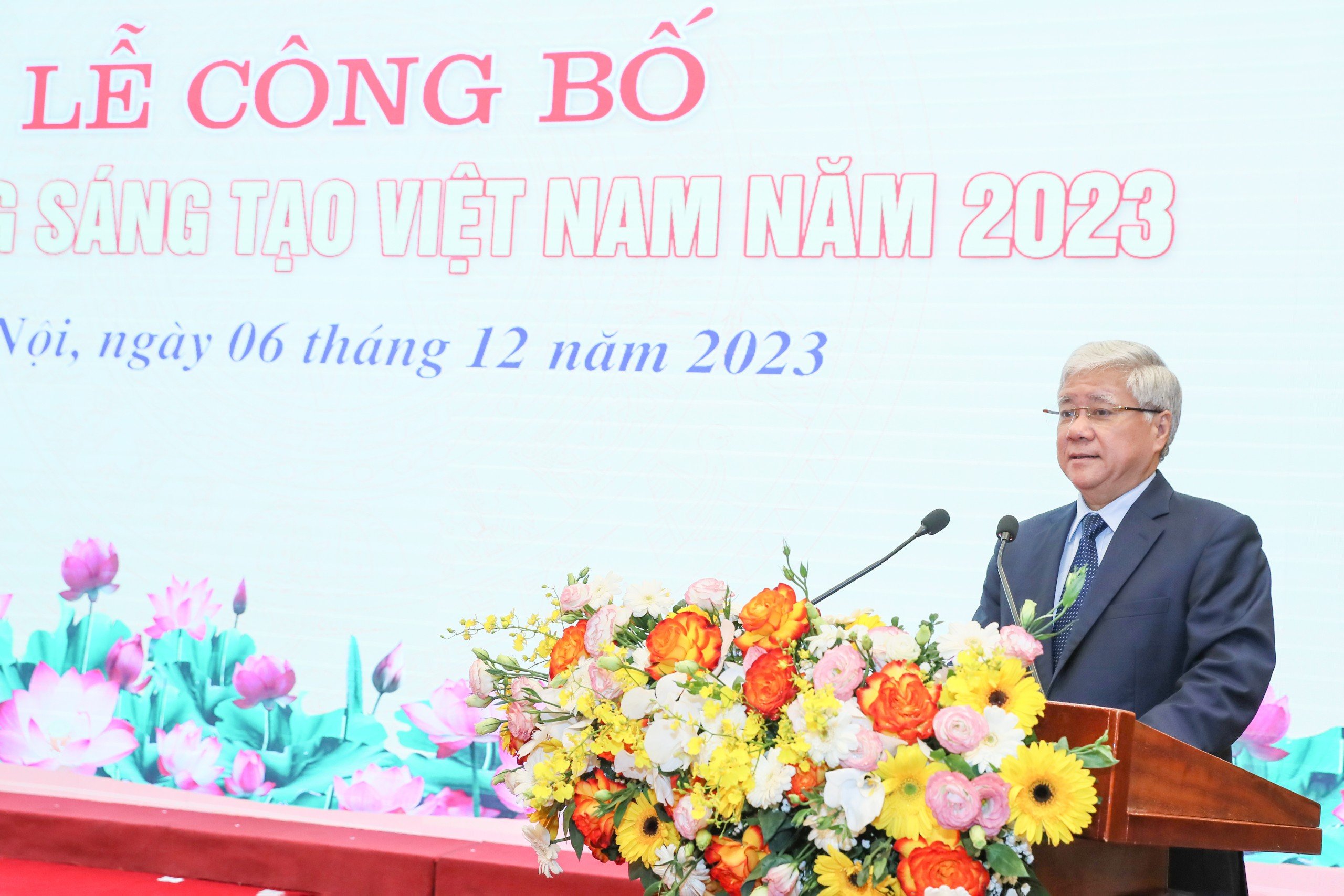Chủ tịch Ủy ban Trung ương Mặt trận Tổ quốc Việt Nam kỳ vọng, bản lĩnh, tr&iacute; tuệ, năng lực s&aacute;ng tạo của người Việt Nam sẽ được ph&aacute;t huy mạnh mẽ hơn trong thời gian tới để c&oacute; nhiều hơn nữa c&aacute;c c&ocirc;ng tr&igrave;nh, giải ph&aacute;p s&aacute;ng tạo được tuyển chọn, c&ocirc;ng bố trong S&aacute;ch v&agrave;ng S&aacute;ng tạo Việt Nam những năm tiếp theo.