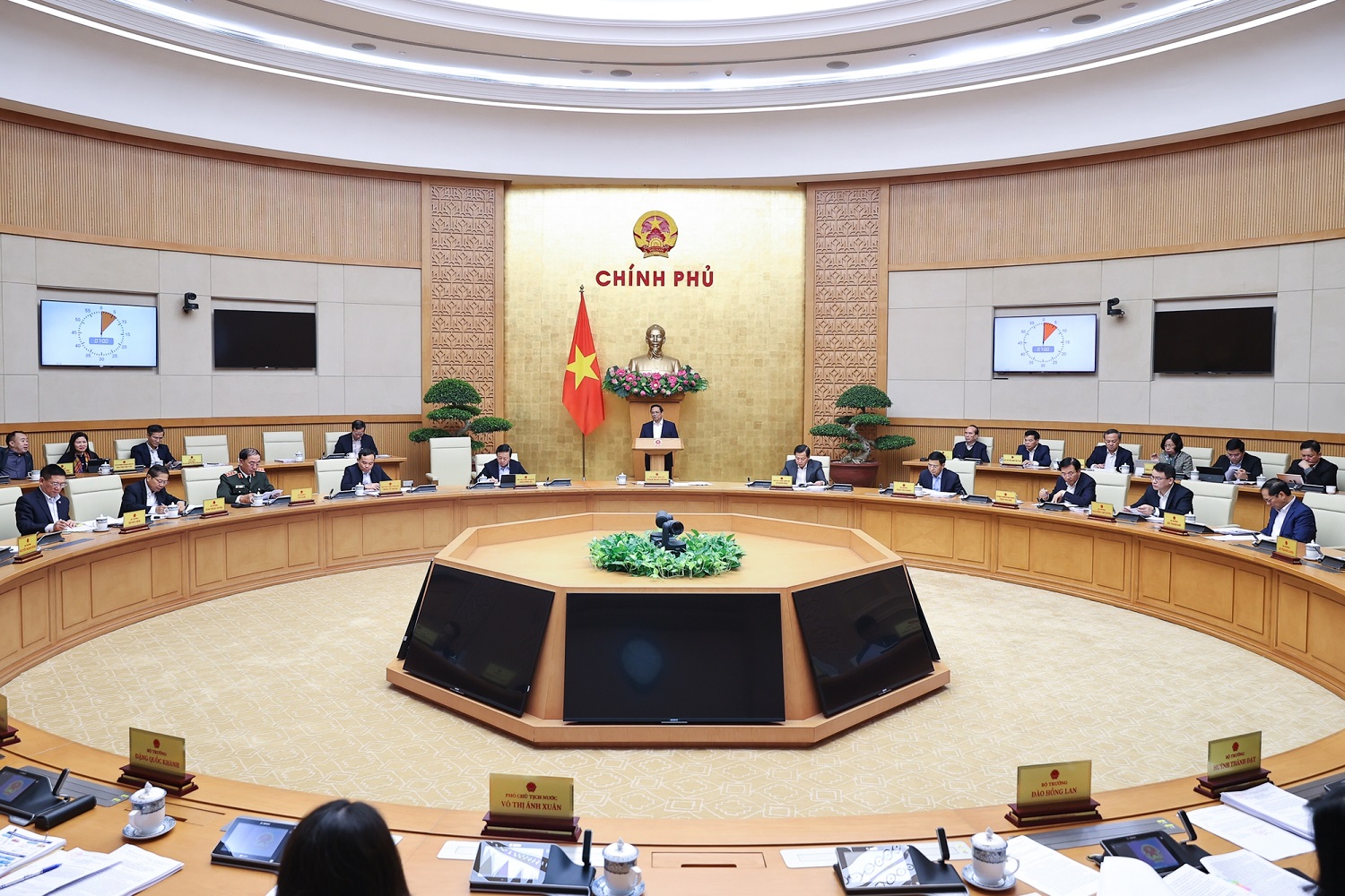 Thủ tướng y&ecirc;u cầu phấn đấu đạt mức cao nhất c&aacute;c chỉ ti&ecirc;u chưa đạt trong kế hoạch năm 2023. Ảnh: VGP.