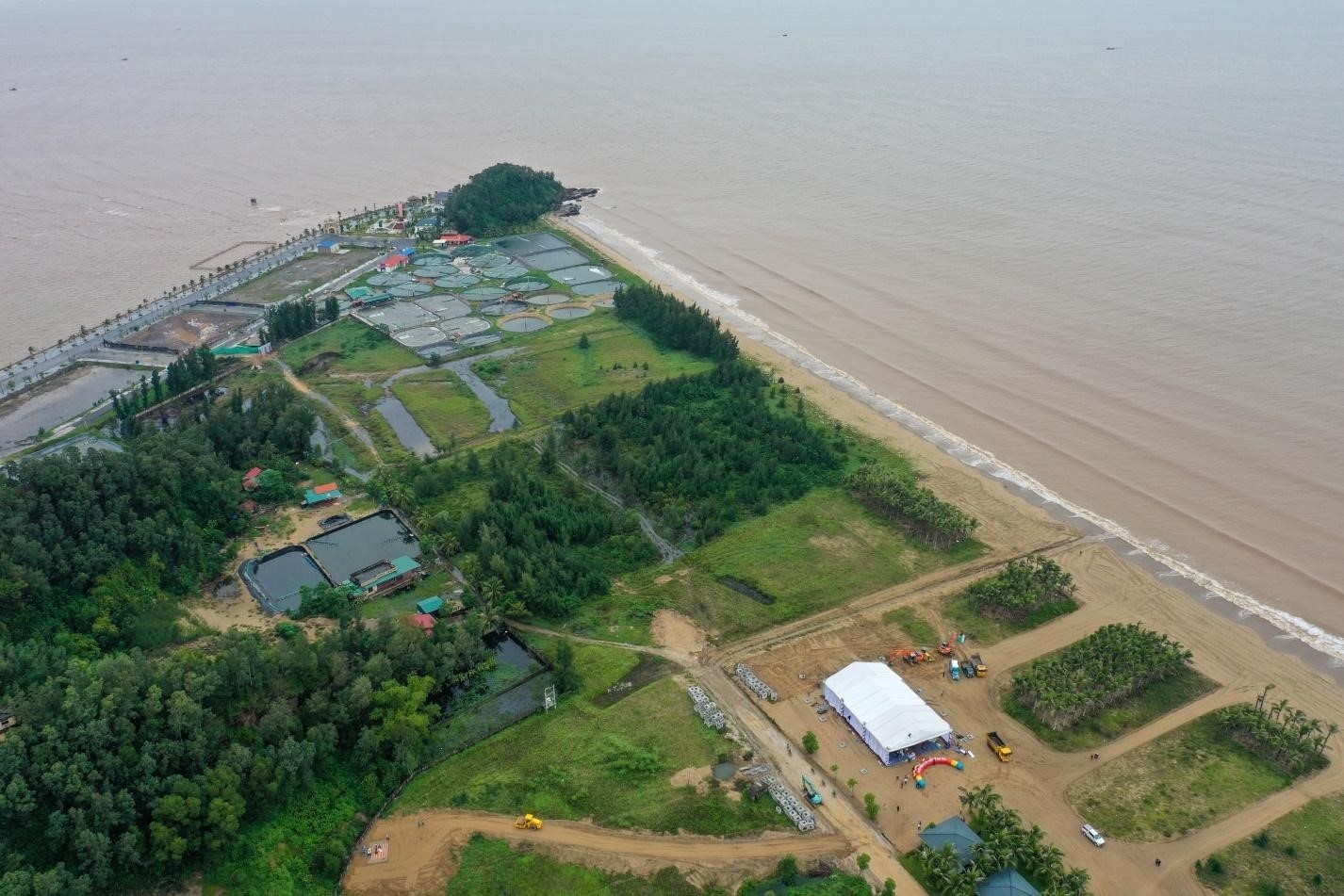 Mũi biển Linh Trường những ng&agrave;y đầu ti&ecirc;n Flamingo triển khai x&acirc;y dựng dự &aacute;n. Ảnh: Flamingo Holdings.