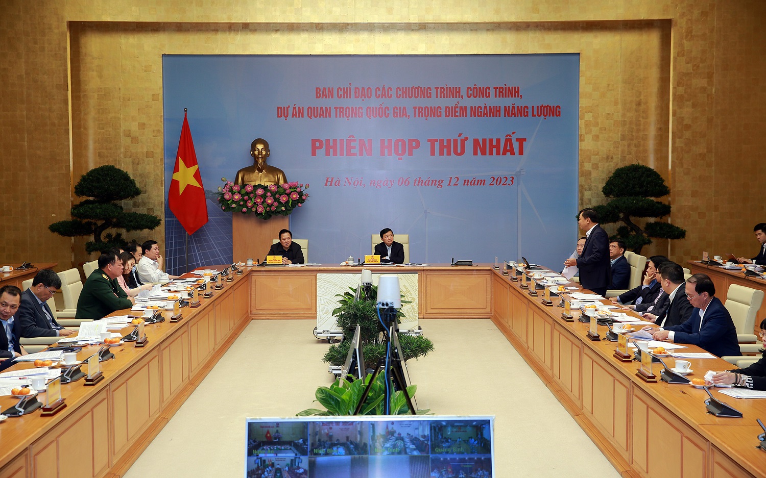 L&atilde;nh đạo, đại diện một số bộ, ng&agrave;nh, địa phương&nbsp;nhấn mạnh sự cần thiết phải c&oacute; ti&ecirc;u ch&iacute; x&aacute;c định những c&ocirc;ng tr&igrave;nh, dự &aacute;n trọng điểm, c&oacute; tầm quan trọng bảo đảm t&iacute;nh tổng thể, đồng bộ, to&agrave;n diện của hệ thống năng lượng quốc gia.&nbsp;Ảnh: VGP.