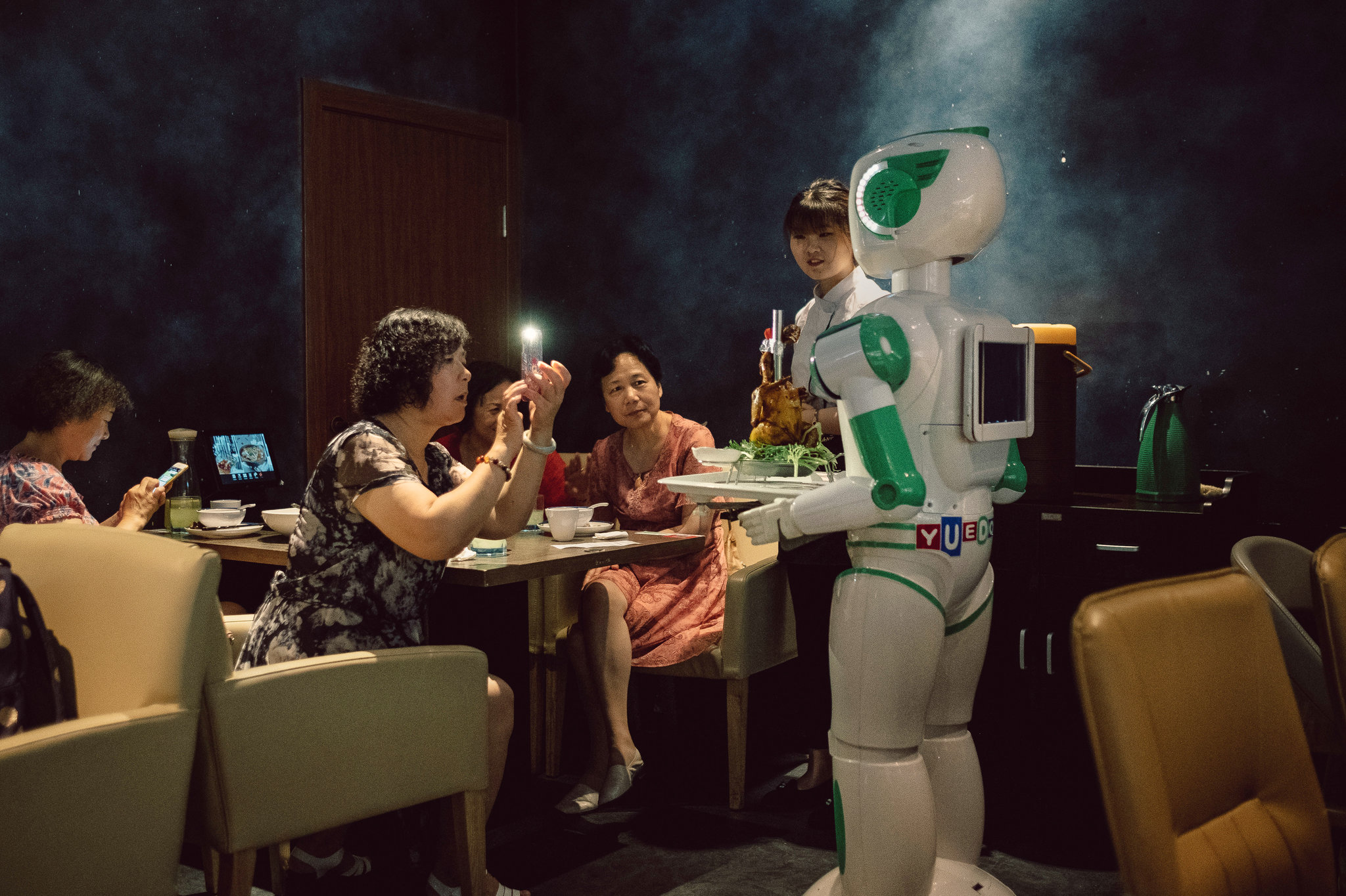 Robot do Trung Quốc sản xuất đang phục vụ toàn thế giới