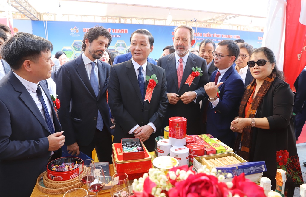 Các đại biểu Italia và đại biểu tỉnh Thanh Hóa tại lễ khai trương gian hàng trưng bày sản phẩm tiêu biểu của Italia và tỉnh Thanh Hóa