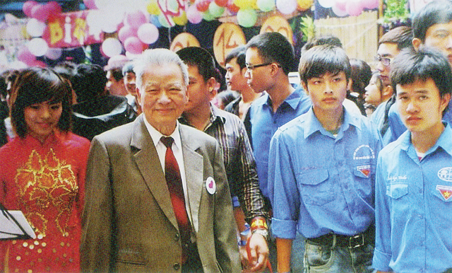 GS. Trần Phương lu&ocirc;n ch&uacute; trọng việc n&oacute;i chuyện với sinh vi&ecirc;n, tạo cảm hứng v&agrave; truyền lửa cho c&aacute;c em.