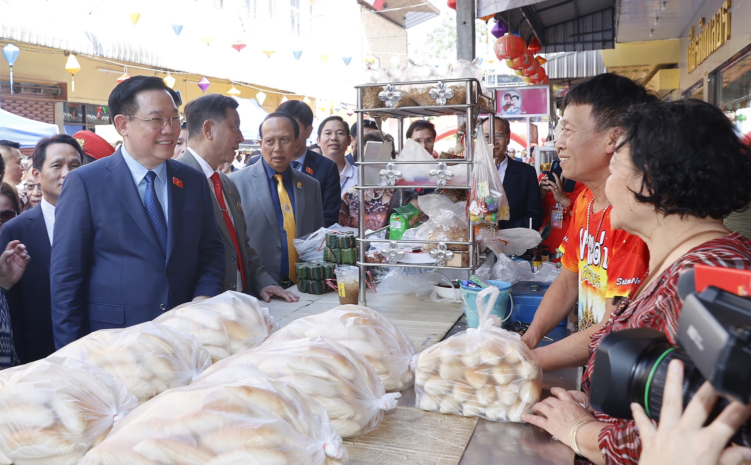 Chủ tịch Link Trang Chủ PG88.Com Mới #2026 Vương Đ&igrave;nh Huệ thăm hỏi b&agrave; con kiều b&agrave;o. Ảnh: Link Trang Chủ PG88.Com Mới #2026.