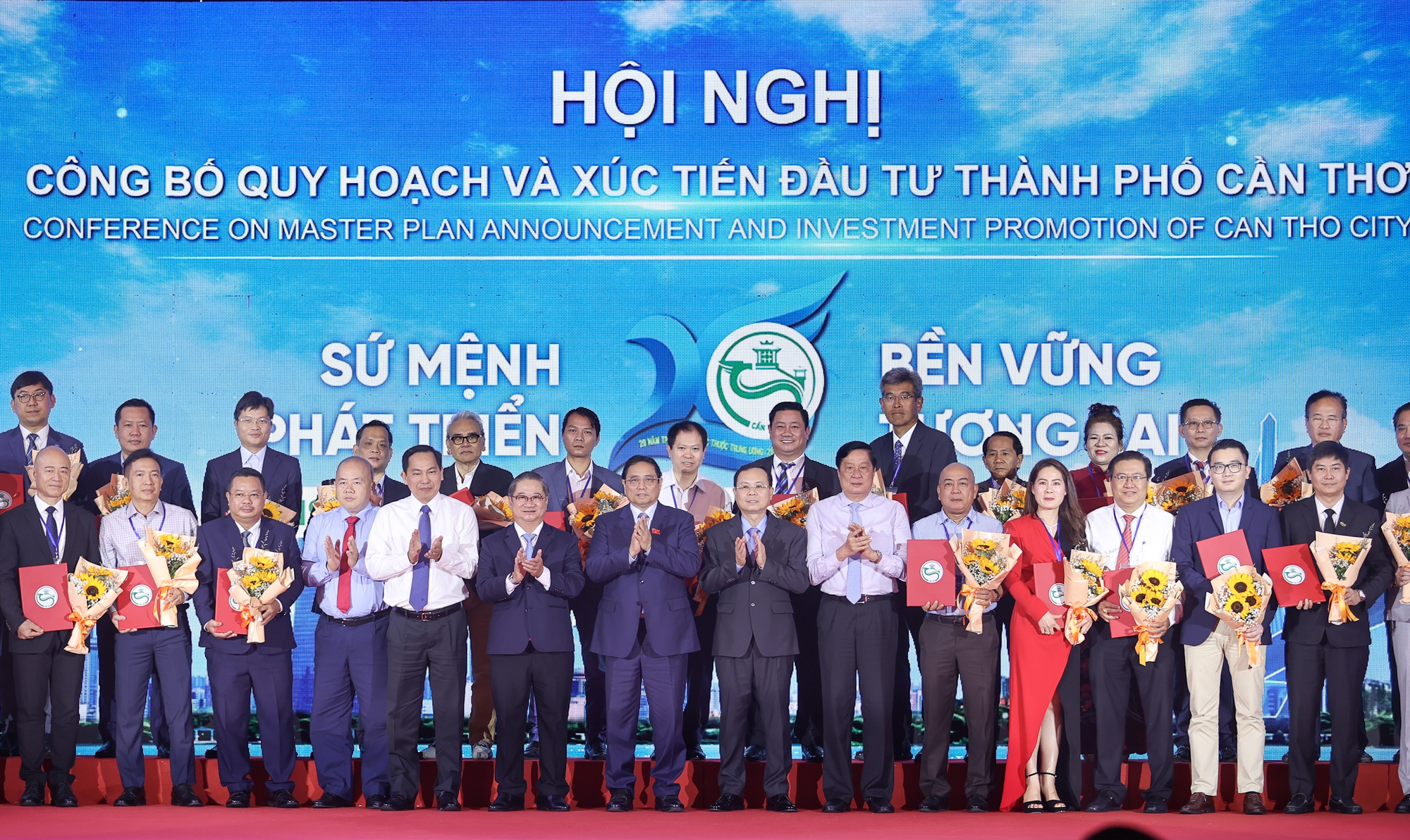 Thủ tướng v&agrave; l&atilde;nh đạo TP. Cần Thơ ch&uacute;c mừng c&aacute;c PG88 Link Dễ Nhớ Pg88.com v&agrave; đơn vị được trao bi&ecirc;n bản ghi nhớ chủ trương Pg88vn Trang Chủ Chính Thức. Ảnh: VGP.