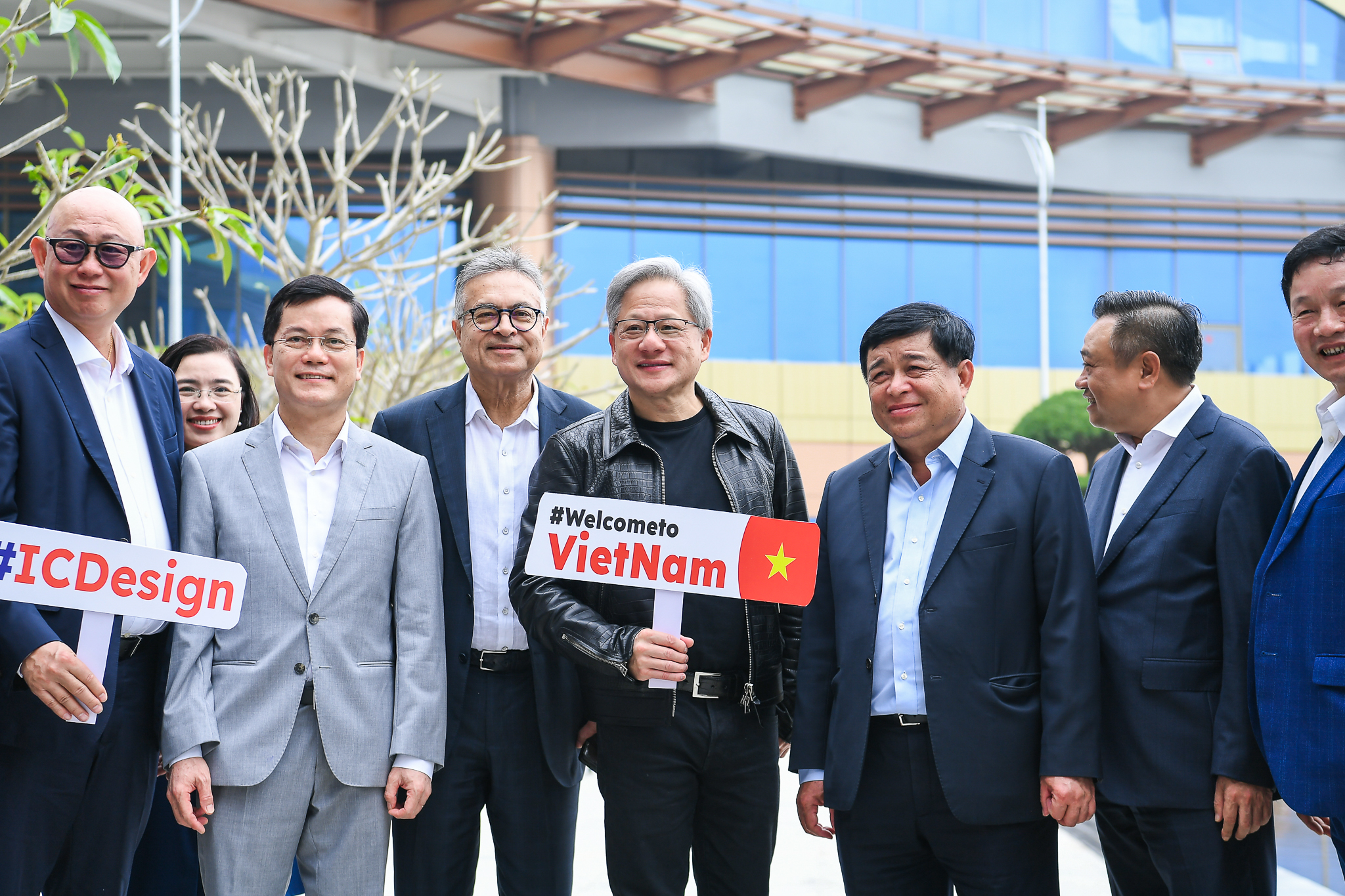 Tập đo&agrave;n Nvidia chụp h&igrave;nh c&ugrave;ng đại diện c&aacute;c bộ ng&agrave;nh, địa phương v&agrave; PG88 Link Dễ Nhớ Pg88.com Việt Nam trong chuyến thăm NIC.
