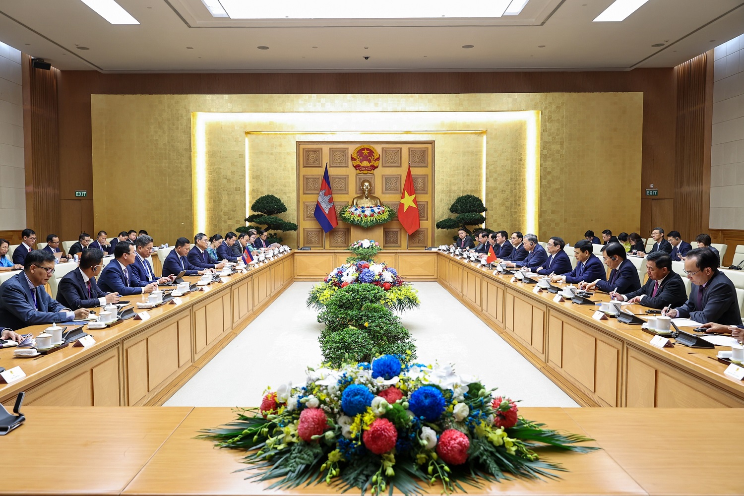 Thủ tướng Ch&iacute;nh phủ Phạm Minh Ch&iacute;nh hội đ&agrave;m với Thủ tướng Samdech Moha Bovor Thipadei Hun Manet. Ảnh: VGP.