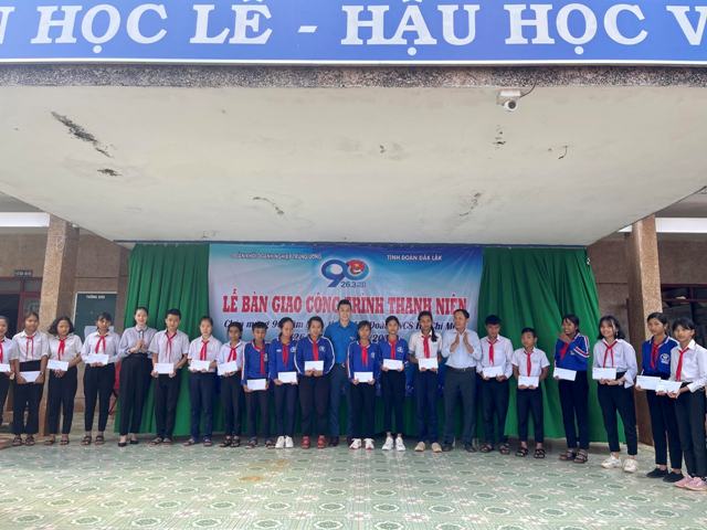 Đại diện SCIC trao tặng t&agrave;i trợ tại trường THCS Y Ng&ocirc;ng Ni&ecirc; Kđăm- tỉnh Đắk Lắk- hưởng ứng Th&aacute;ng Thanh ni&ecirc;n hướng tới kỷ niệm 90 năm ng&agrave;y th&agrave;nh lập đo&agrave;n TNCS Hồ Ch&iacute; Minh.