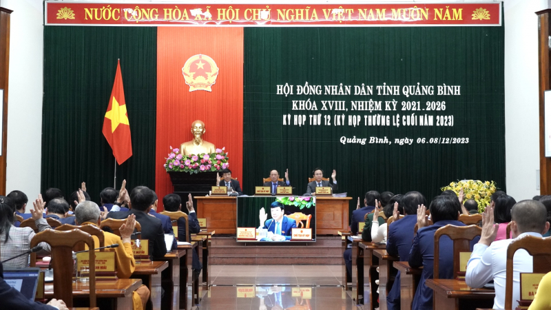 C&aacute;c đại biểu HĐND tỉnh Quảng B&igrave;nh biểu quyết th&ocirc;ng qua c&aacute;c nội dung Nghị quyết