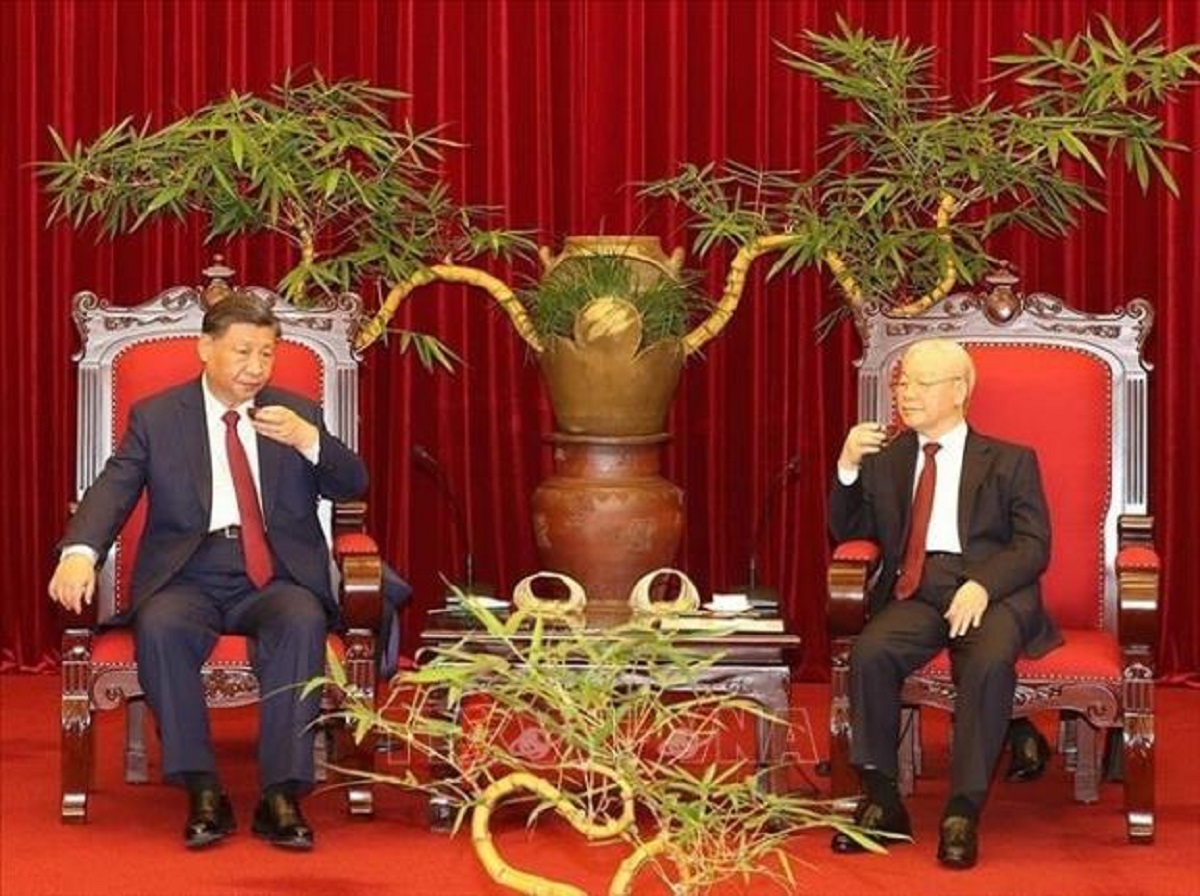 Hai nh&agrave; l&atilde;nh đạo thưởng tr&agrave;. Ảnh: TTXVN.