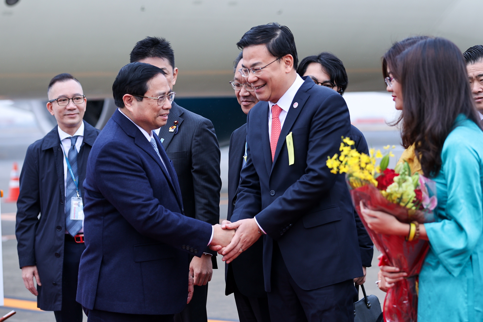 Đại sứ Việt Nam tại Nhật Bản Phạm Quang Hiệu đ&oacute;n Thủ tướng Phạm Minh Ch&iacute;nh tại s&acirc;n bay quốc tế Haneda ở Thủ đ&ocirc; Tokyo. Ảnh: VGP.
