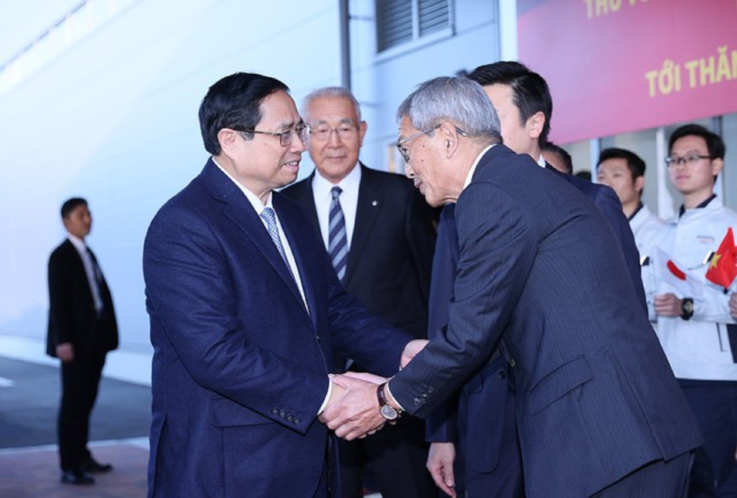 hủ tướng Phạm Minh Ch&iacute;nh tới thăm C&ocirc;ng ty Shibata Gousei tại tỉnh Gunma. Ảnh: VGP.