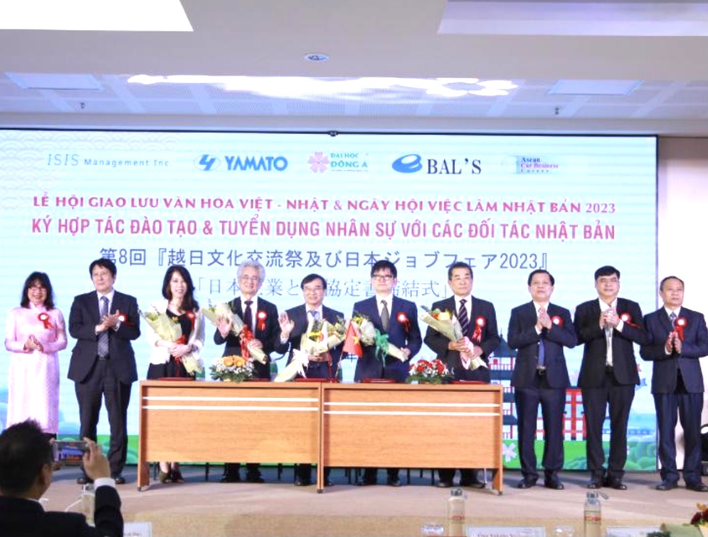 Ngo&agrave;i việc hợp t&aacute;c đ&agrave;o tạo nhan lực chất lượng cao, Đại học Đ&ocirc;ng &Aacute; cũng đ&atilde; tổ chức nhiều cuộc giao lưu v&agrave; Ng&agrave;y hội việc l&agrave;m với c&aacute;c đối t&aacute;c Nhật Bản, đưa h&agrave;ng trăm sinh vi&ecirc;n đến l&agrave;m việc tại Nhật Bản. Ảnh Ng&ocirc; Anh Văn