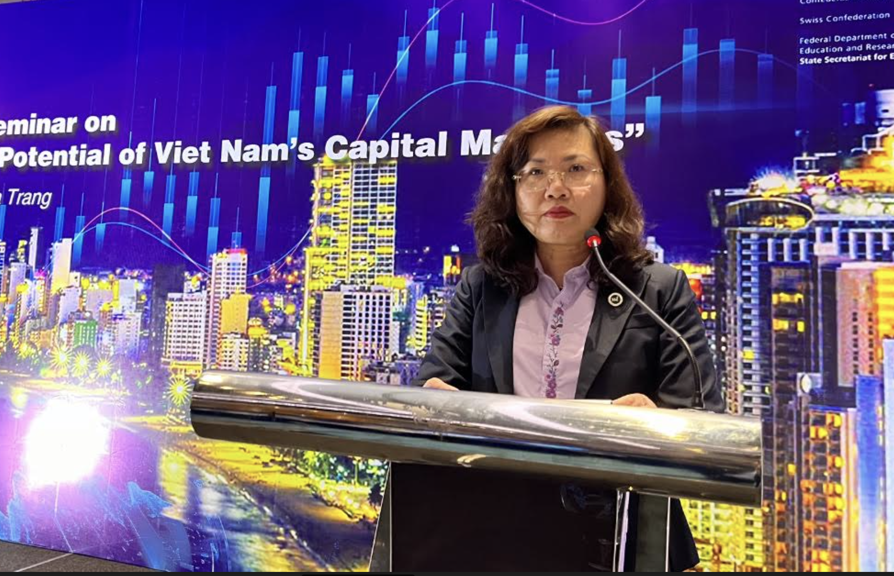 Chủ tịch Uỷ ban Chứng kho&aacute;n nh&agrave; nước&nbsp;Vũ Thị Ch&acirc;n Phương tham dự hội thảo.&nbsp;