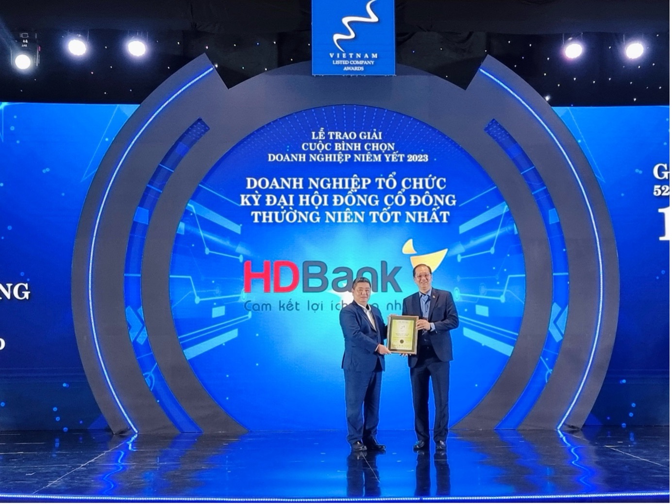 Ông Trần Xuân Huy - Phó Tổng Giám đốc HDBank nhận cú đúp giải thưởng 6Pg88.con độc quyền mỗi ngày niêm yết vốn hóa lớn có BCTN tốt nhất - Nhóm ngành Pg88ok giải trí thể thao, casino, bắn cá và slot và 6Pg88.con độc quyền mỗi ngày Tổ chức kỳ ĐHĐCĐ thường niên tốt nhất.