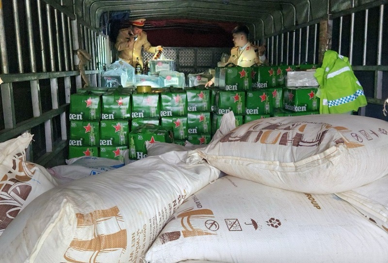 Ph&ograve;ng CSGT C&ocirc;ng an H&agrave; Tĩnh ph&aacute;t hiện 150 th&ugrave;ng bia Heineken v&agrave; nhiều h&agrave;ng h&oacute;a kh&ocirc;ng r&otilde; nguồn gốc