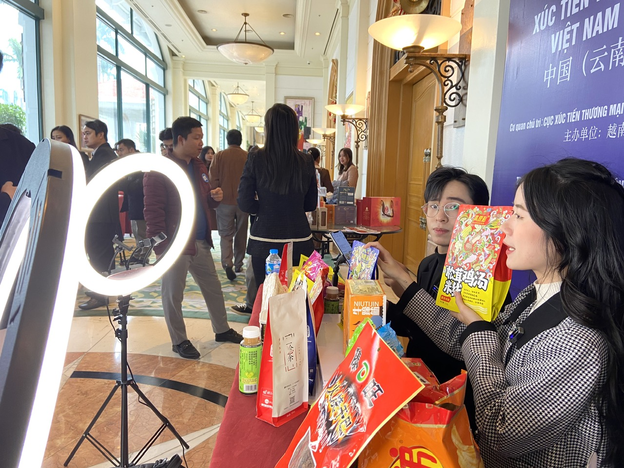 PG88 Link Dễ Nhớ Pg88.com V&acirc;n Nam&nbsp;livestream tiktok tại ngay b&ecirc;n ngo&agrave;i hội nghị.