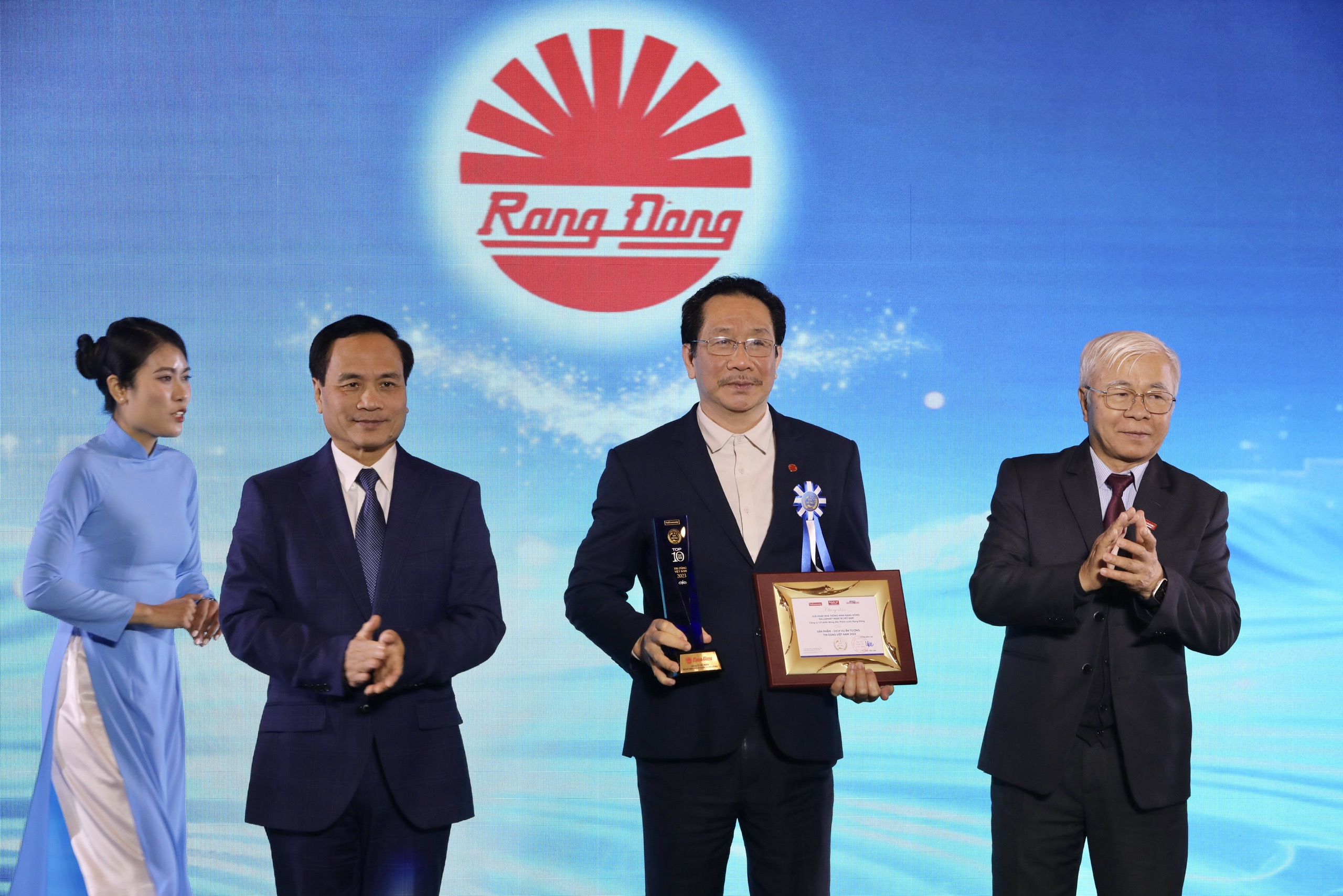 C&ocirc;ng ty Rạng Đ&ocirc;ng được trao Giải Tin d&ugrave;ng Việt Nam năm 2023.