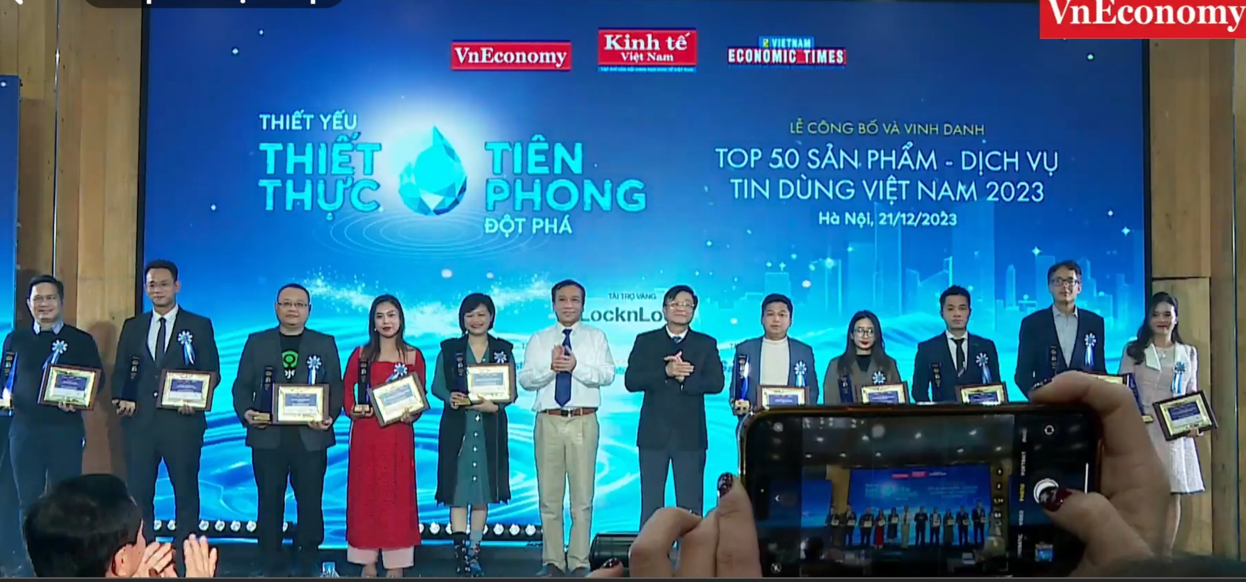 Top 10 sản phẩm, dịch vụ ng&agrave;nh c&ocirc;ng nghệ gồm: Si&ecirc;u ứng dụng MoMo;&nbsp;KiotViet - Phần mềm quản l&yacute; b&aacute;n h&agrave;ng/C&ocirc;ng ty Cổ phần C&ocirc;ng nghệ&nbsp;KiotViet;&nbsp;VNPAY Taxi - Nền tảng gọi taxi tr&ecirc;n ứng dụng ng&acirc;n h&agrave;ng v&agrave; V&iacute;&nbsp;VNPAY/C&ocirc;ng ty Cổ phần Giải ph&aacute;p thanh to&aacute;n Việt Nam;&nbsp;Cốc Cốc&nbsp;AI Chat/C&ocirc;ng ty TNHH Cốc Cốc; Nền tảng c&ocirc;ng nghệ Gojek/Gojek Việt Nam; Kh&ocirc;ng gian l&agrave;m việc số GapoWork/C&ocirc;ng ty Cổ phần C&ocirc;ng nghệ Gapo; Nền tảng giao dịch chứng kho&aacute;n Entrade X/C&ocirc;ng ty Cổ phần Chứng kho&aacute;n DNSE; Phần mềm học tiếng Anh&nbsp;ELSA Speak/C&ocirc;ng ty TNHH ELSA; Website Pg88ok ưu đãi hấp dẫn điện tử Timostore/C&ocirc;ng ty Cổ phần TIMO Việt Nam; Giải ph&aacute;p c&ocirc;ng nghệ VR 360/VR PLUS.