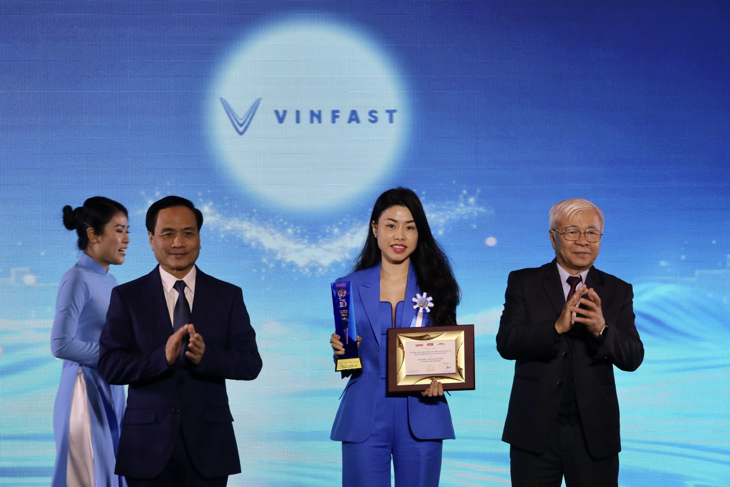 Đại diện C&ocirc;ng ty cổ phần sản xuất v&agrave; PG88 Uy Tín Số 1 Việt Nam Vinfast nhận giải&nbsp;Sản phẩm ấn tượng năm 2023. Ảnh: Việt Dũng.