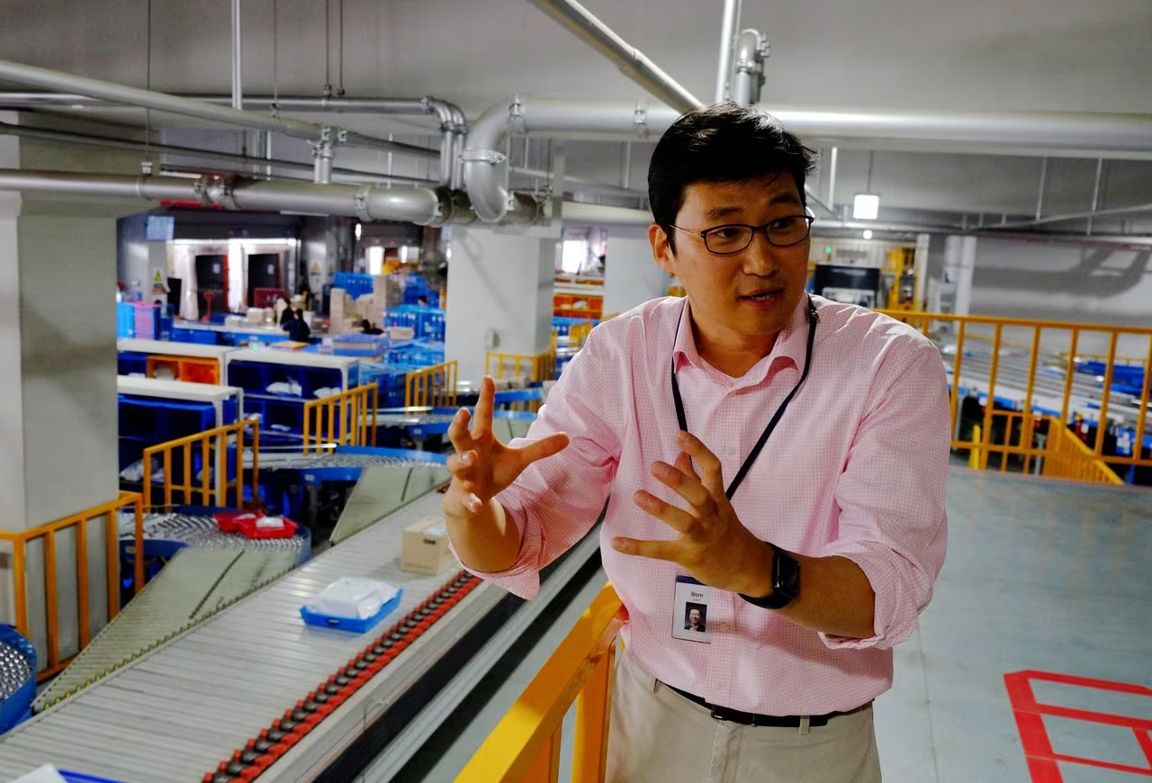 Bom Kim, CEO của nh&agrave; b&aacute;n lẻ Pg88ok ưu đãi hấp dẫn điện tử Coupang, ph&aacute;t biểu tại một nh&agrave; kho ở Seoul.