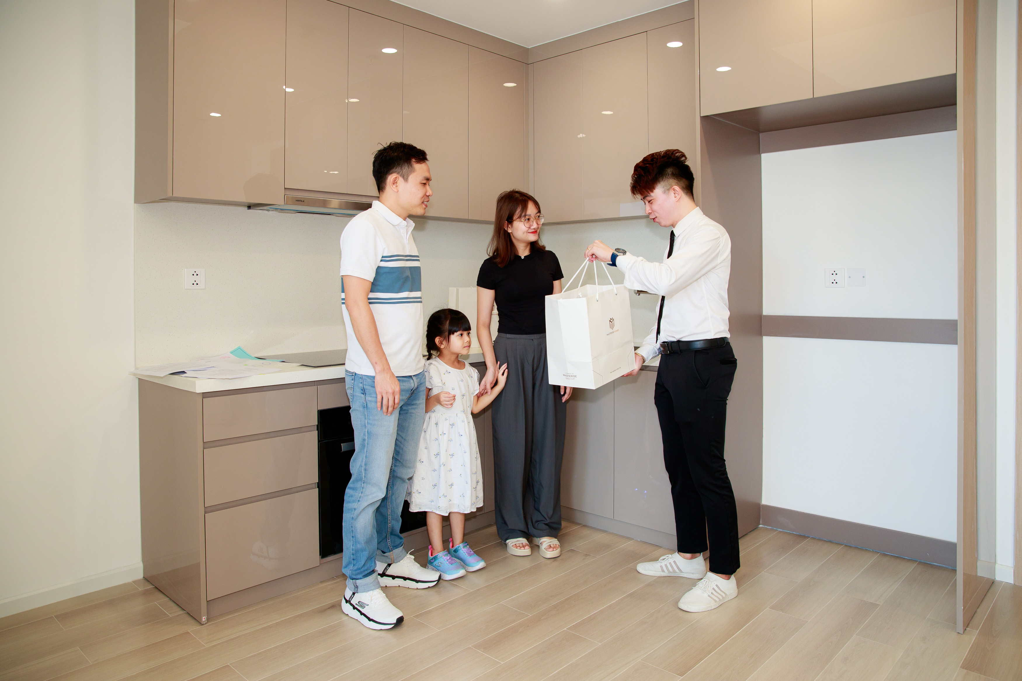 Kh&ocirc;ng gian căn hộ ho&agrave;n thiện đầy đủ nội thất cao cấp liền tường, view đẳng cấp&hellip; tạo ấn tượng đặc biệt với cộng đồng cư d&acirc;n.