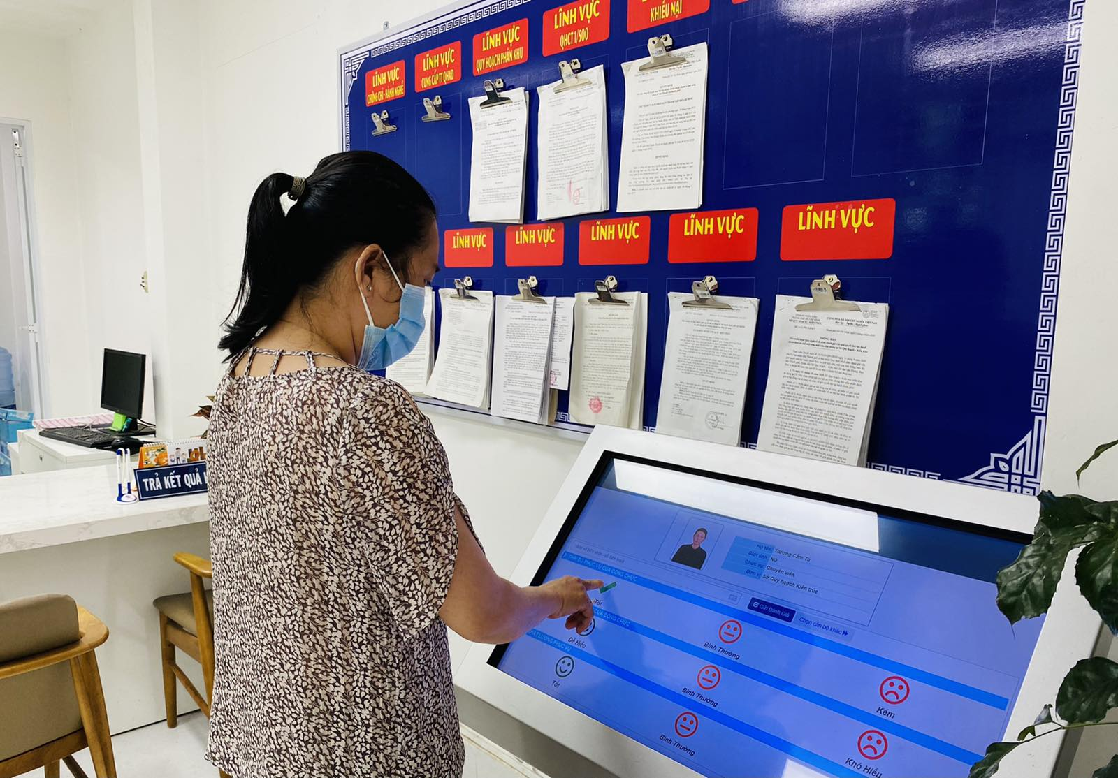 TP.HCM nghiên cứu các phương án cắt, giảm mức thu lệ phí thủ tục Pg88hi nạp rút siêu tốc. Ảnh minh họa.