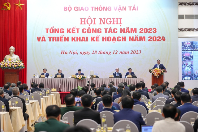 Thủ tướng biểu dương tinh thần l&agrave;m việc hăng say, xuy&ecirc;n lễ, xuy&ecirc;n Tết, chỉ trong nửa nhiệm kỳ đầu đ&atilde; ho&agrave;n th&agrave;nh tr&ecirc;n 730km đường cao tốc.