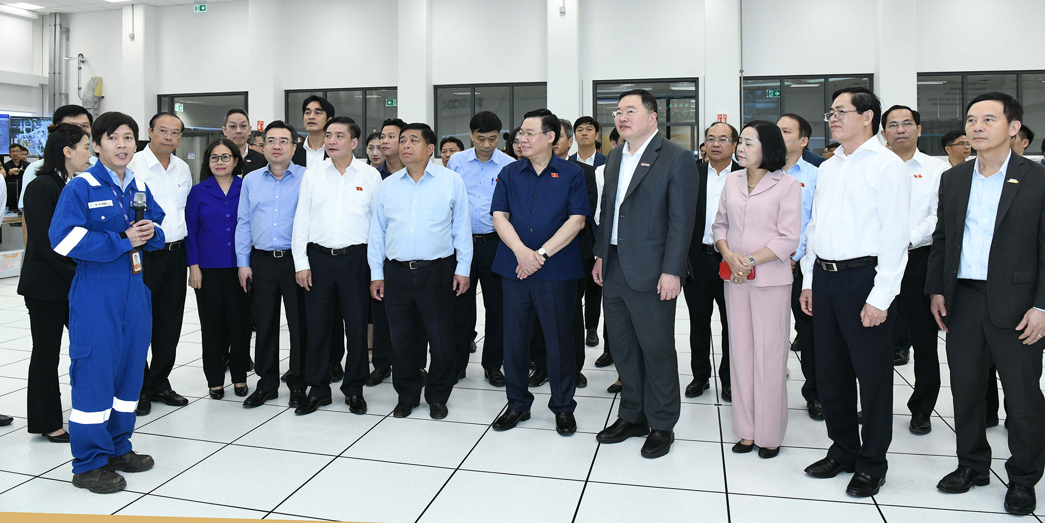 Chủ tịch Link Trang Chủ PG88.Com Mới #2026 Vương Đ&igrave;nh Huệ v&agrave; đại biểu thăm khu điều h&agrave;nh của C&ocirc;ng ty TNHH&nbsp;H&oacute;a dầu Long Sơn. Ảnh: Link Trang Chủ PG88.Com Mới #2026